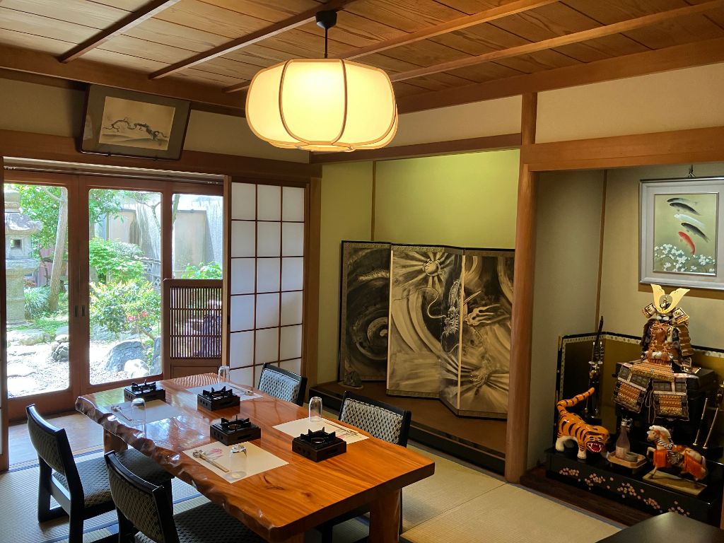 龍の屏風と五月人形のある座敷